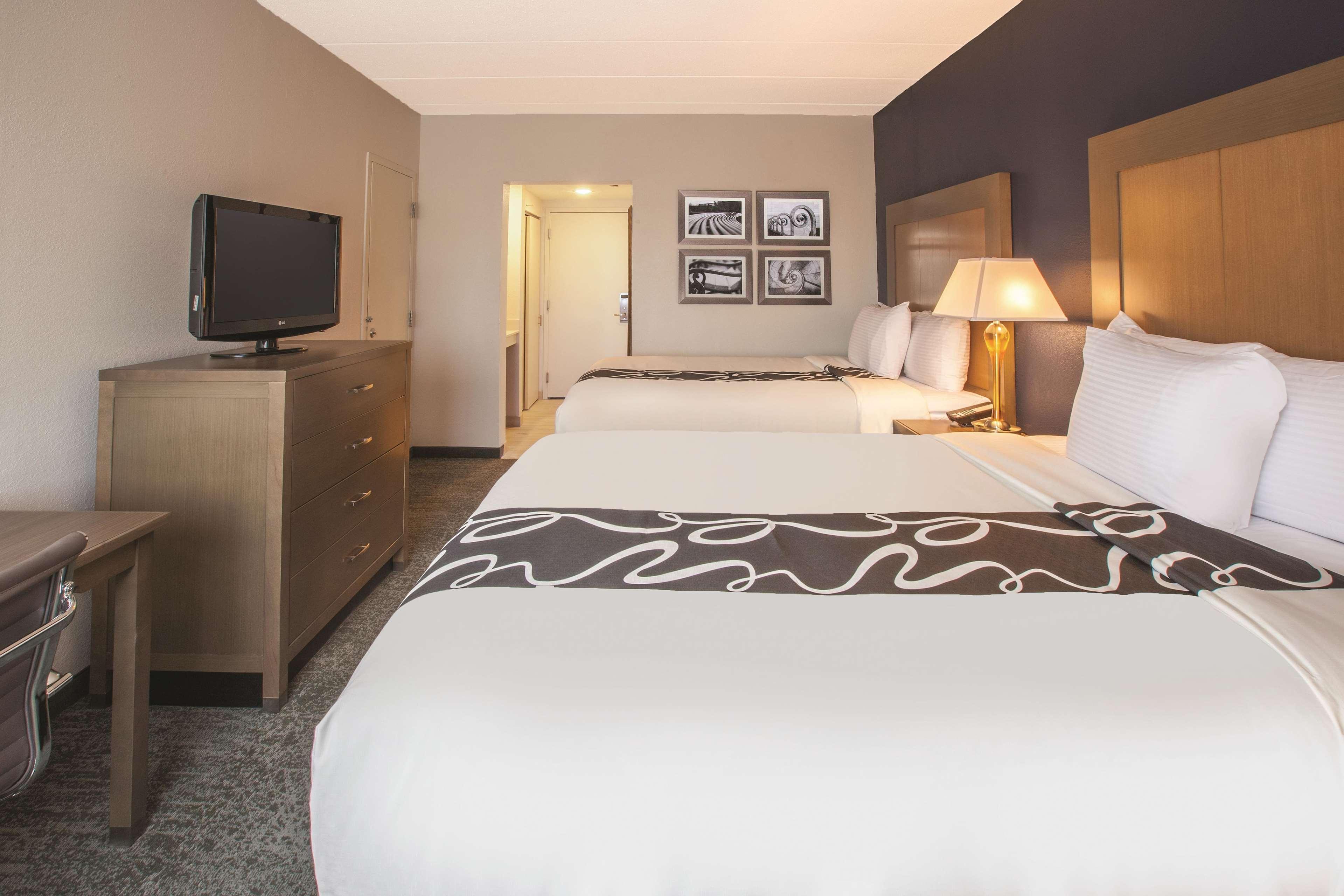Готель La Quinta By Wyndham Philadelphia Airport Ессінгтон Екстер'єр фото
