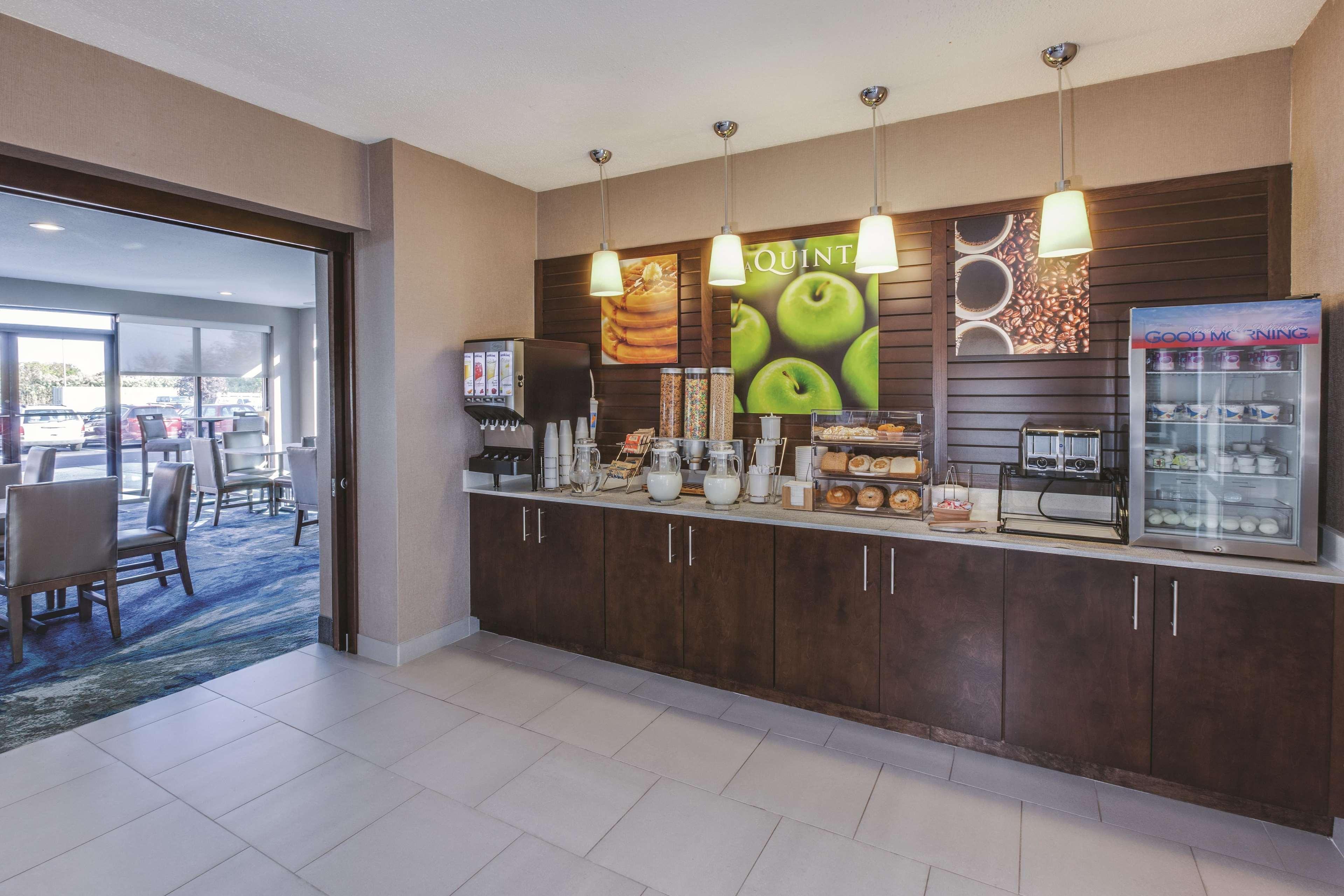 Готель La Quinta By Wyndham Philadelphia Airport Ессінгтон Екстер'єр фото